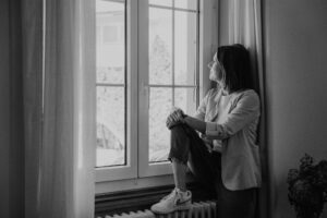 Mirjam Grünig sitzt auf dem Fensterbank. Sängerin und Vocalcoach aus Bern