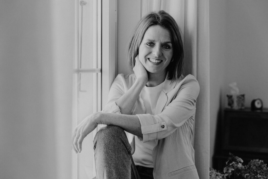 Mirjam Grünig, Sängerin und Vocalcoach aus Bern sitzt in ihrem Atelier und blickt direkt in die Kamera.