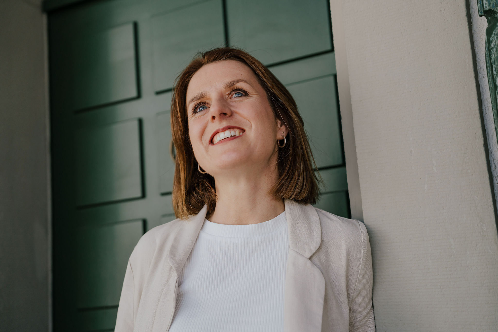 Mirjam Grünig, Sängerin aus Bern schaut verträumt und lächelnd zum Horizont.