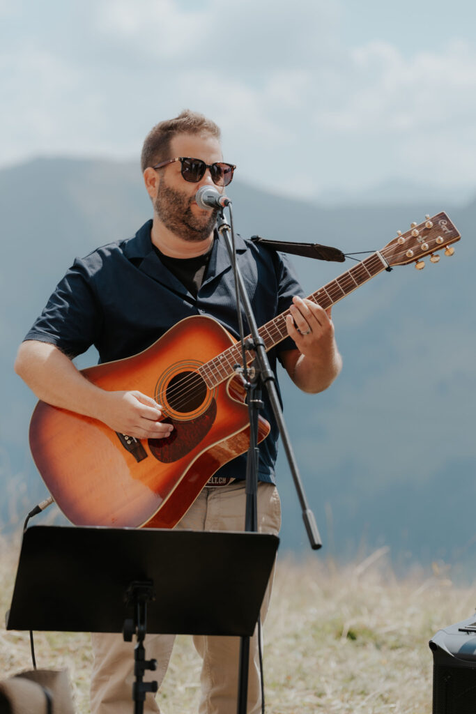 Bruno Grünig spielt Gitarre an einer Outdoor Hochzeit